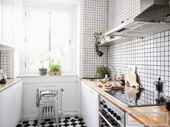Bucătărie mică într-un apartament în stil scandinav