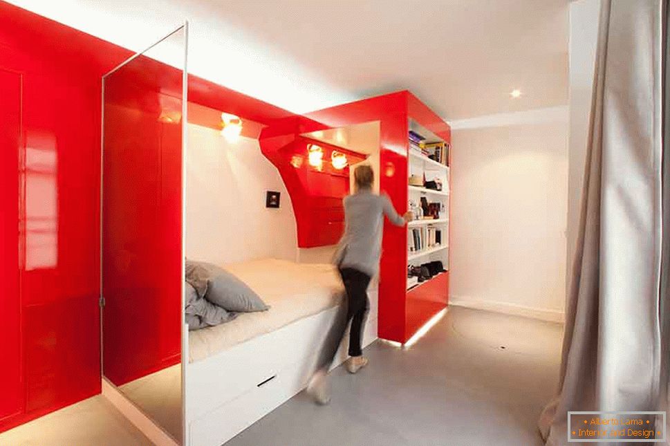 Dormitor în alb și roșu