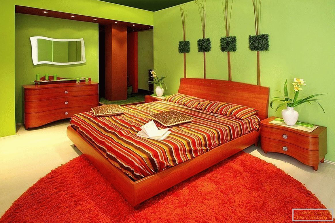 Interiorul dormitorului roșu și verde