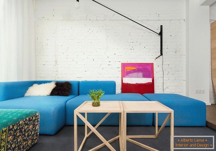 O soluție neobișnuită pentru stilul scandinav este mobila moale, de culoare albastră