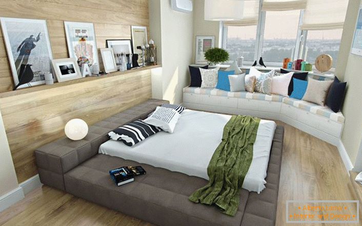 O soluție interesantă pentru un dormitor în stil scandinav este o canapea mică sub fereastră, decorată cu perne luminoase. 