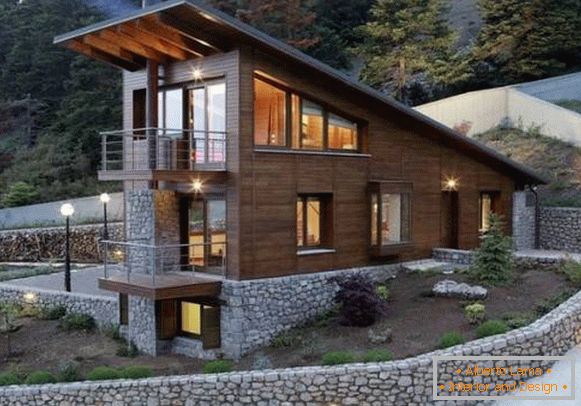 O casă cu două etaje din lemn și un subsol de piatră pe fotografie