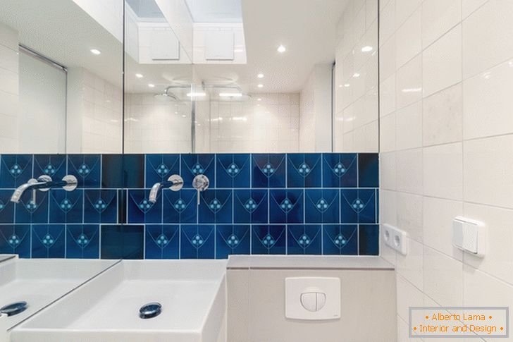 Placi albastre pe peretele din baie