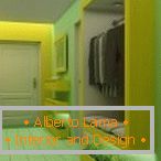 Interior în culori galben și verde