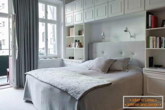 dormitor alb, în ​​stil modern, cu mobilier încorporat