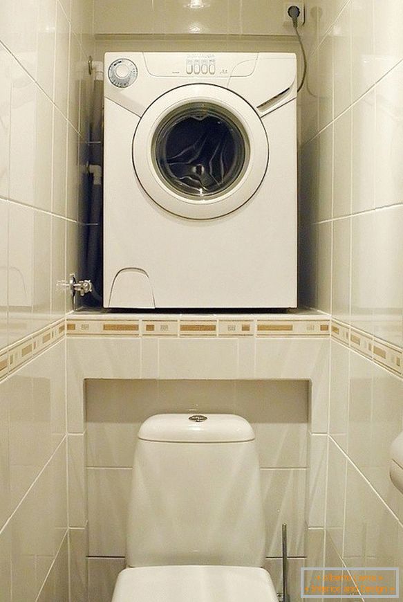 Toaletă mică cu mașină de spălat