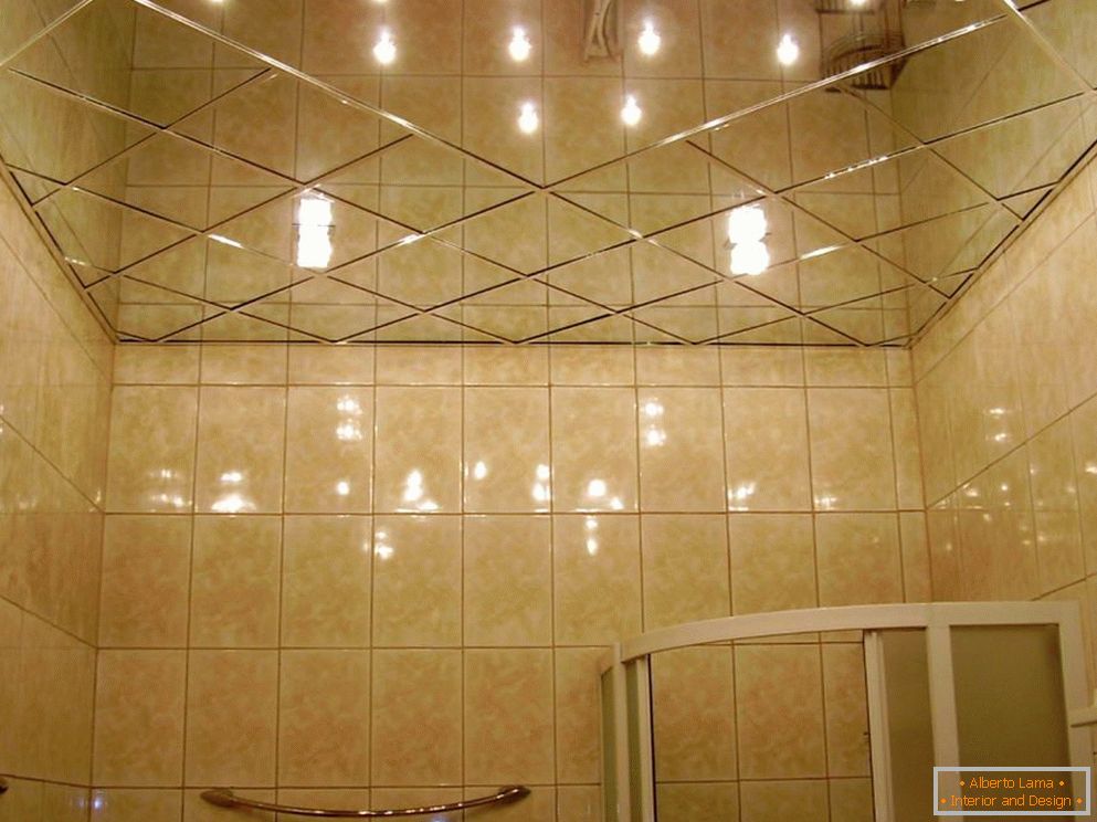 Oglindă tavan în baie