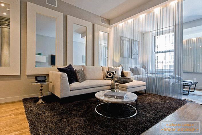 Un exemplu excelent de zonare apartament cu o cameră. Cu ajutorul unei perdele transparente, zona de dormit este împrejmuită.