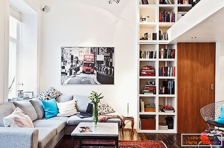 Interiorul unui living elegant într-un apartament mic