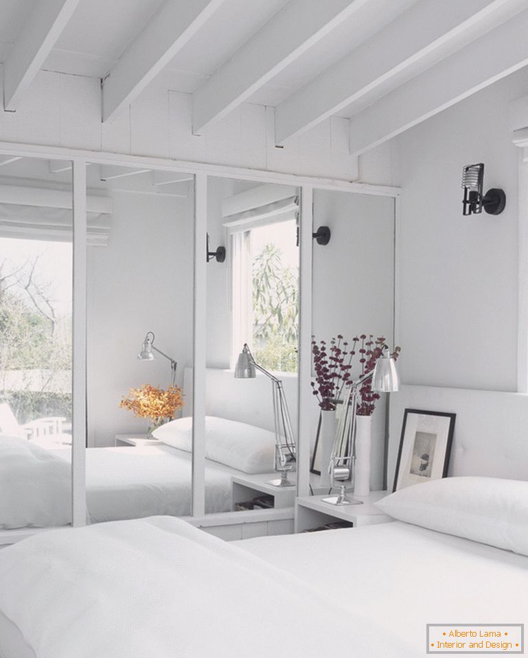 Oglindă în interiorul modern al dormitorului alb
