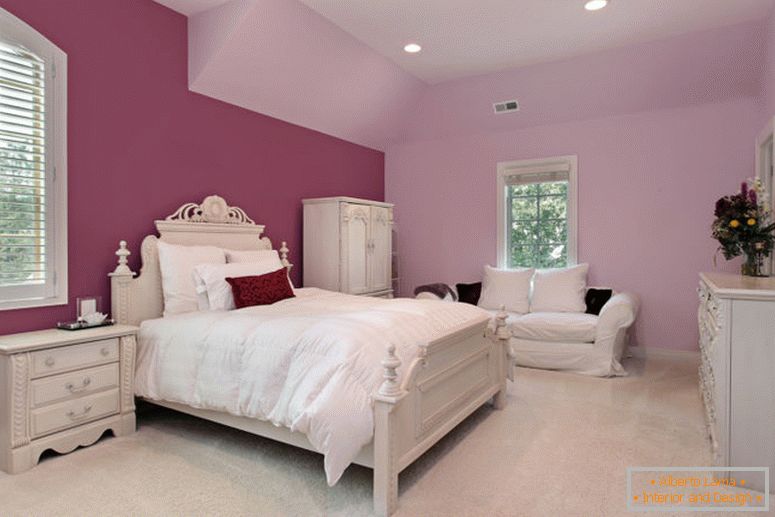 Fata dormitorului roz în casa de lux suburbană