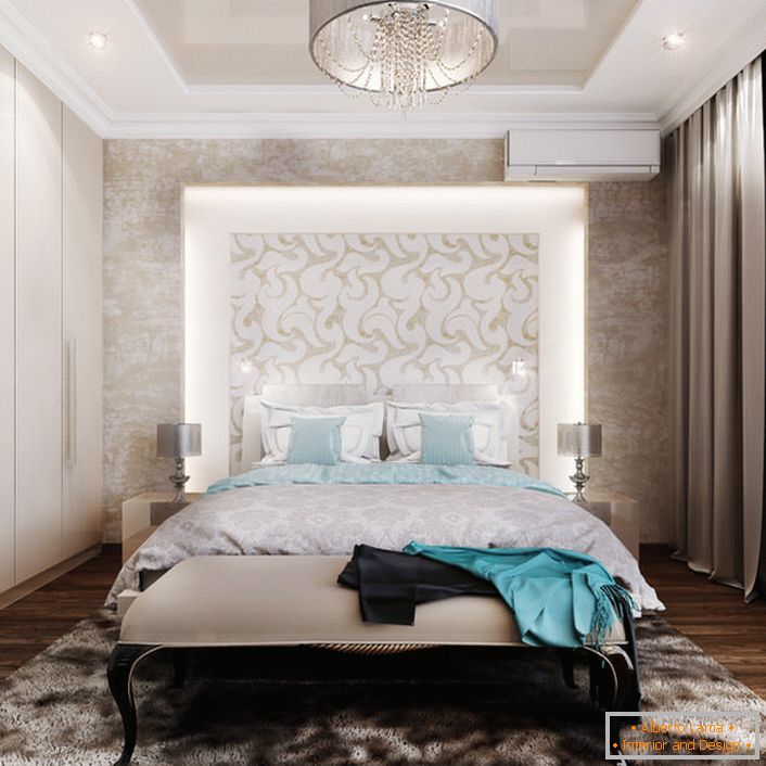 Un concept de design subtil este un panou decorativ, iluminat în capul patului. O soluție excelentă pentru fanii să citească înainte de culcare.