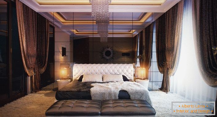 Oglinda de perete în dormitor, în cele mai bune tradiții de stil art deco. Dormitor pentru un cuplu tânăr căsătorit.