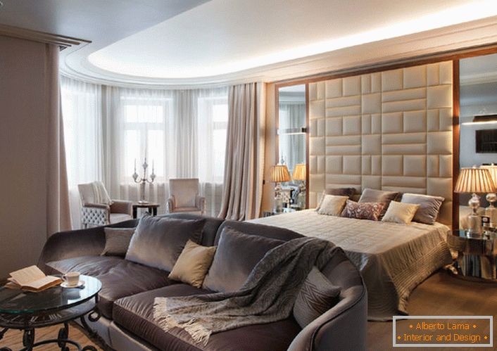 Un dormitor spațios în stil Art Deco într-un apartament oraș obișnuit din Moscova.