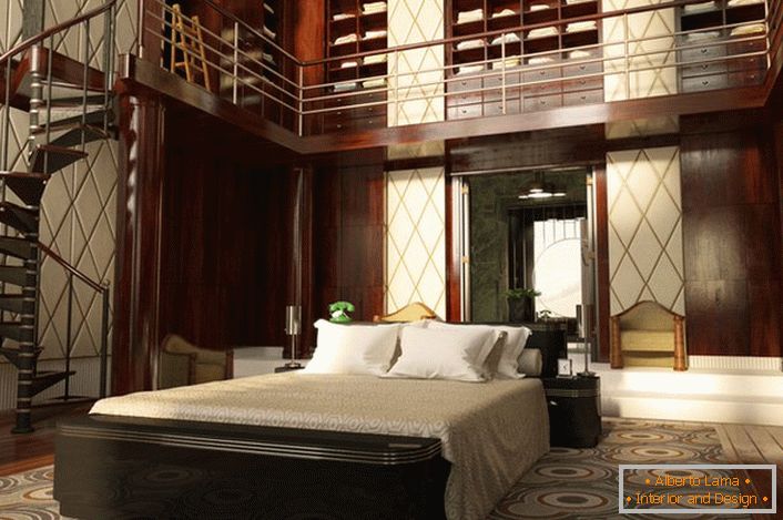 Dormitorul cu tavane înalte este decorat destul de eficient. Spațiul este organizat funcțional și simplu. O scară spirală duce la un dulap impresionant.