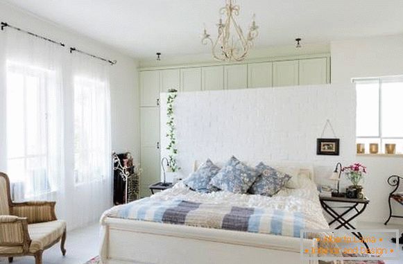 Dormitor în stilul Provence și culori frumoase