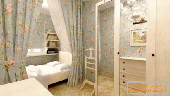 Dulap în dormitor în stilul Provence cu ușile balansoare