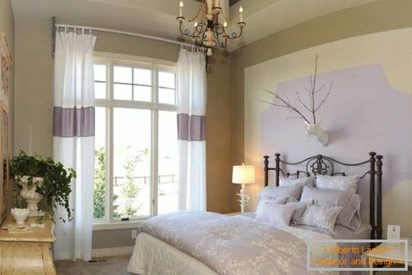 Perdele de lumină în dormitor, în stilul Provence, în culoarea alb și liliac