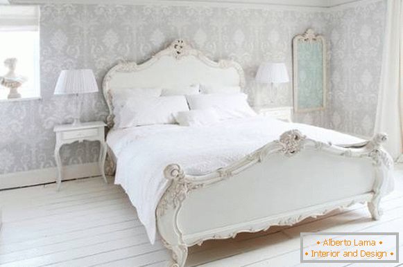 Delicate liliac tapet în stilul de Provence pentru un dormitor - fotografie