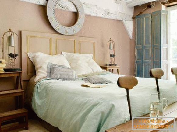 Un mic dormitor în stilul Provence - o fotografie a unui interior creativ