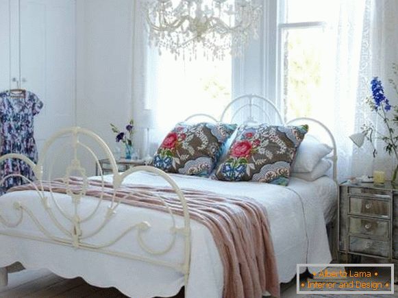 Modele de flori în designul dormitorului în stilul Chebbi + Provence