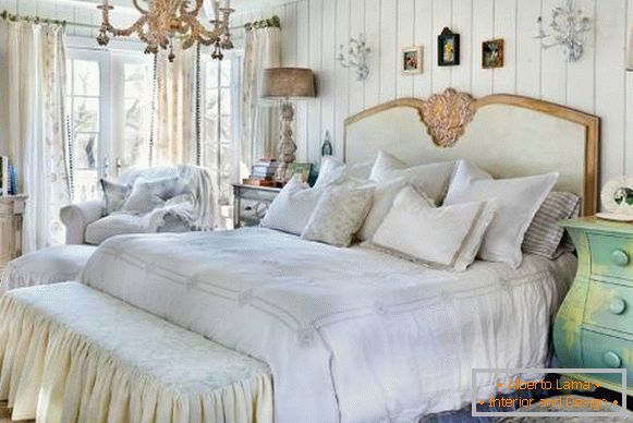 Dormitor în stilul unui chic cheb cu elemente din Provence
