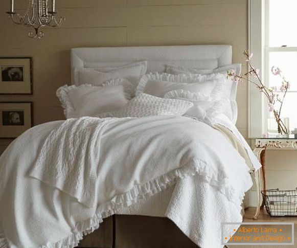 Dormitor cheby chic în culori albe și bej
