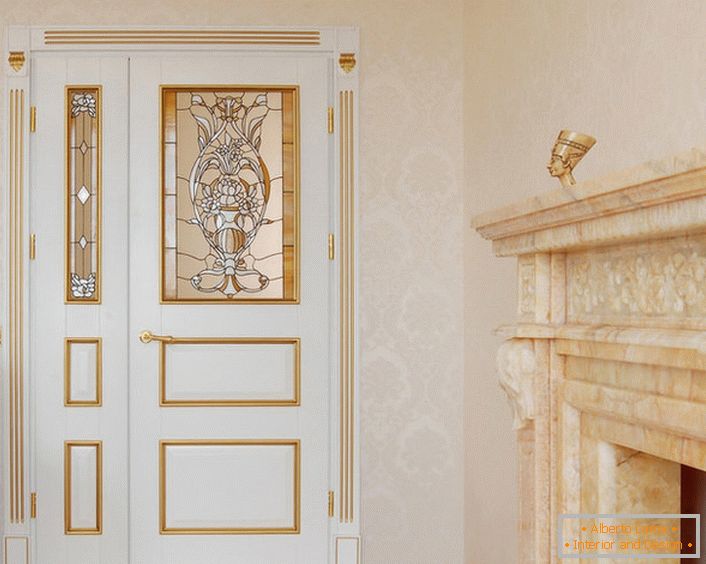 Designul ușilor în stil Art Nouveau este moderat degradat și rafinat. Culoarea albă a pânzei combină armonios cu detaliile decorative aurii.