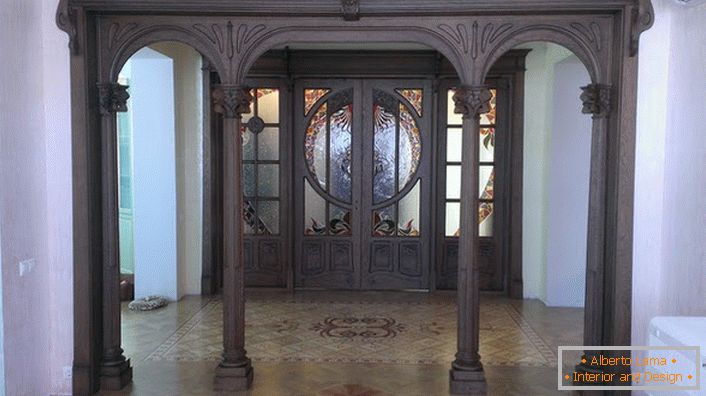 Usile de intrare în stil Art Nouveau sunt realizate din păduri întunecate de lemn scump. Sala completată cu astfel de uși pare solemnă și pompoasă. 