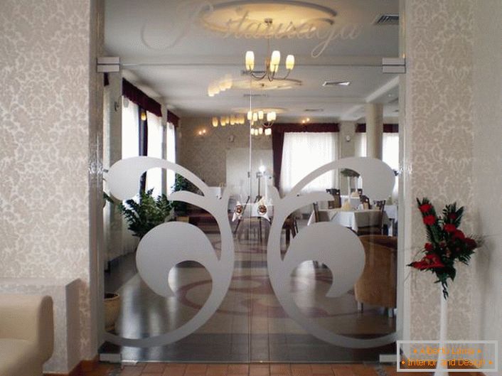 Ușile din sticlă în stil Art Nouveau sunt decorate cu un model argintiu simetric argintiu. Un detaliu original pentru un interior modern. 