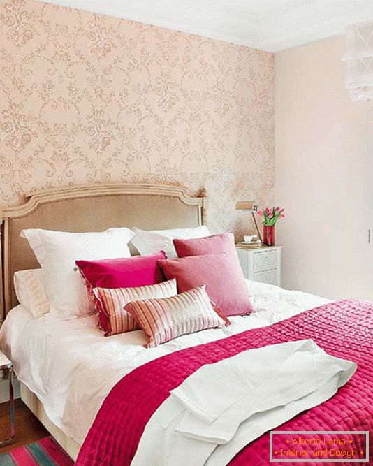 O combinație de roz luminos și șampanie în designul patului