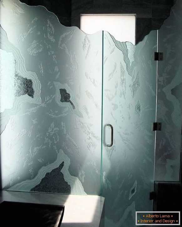 Ușă neobișnuită de sticlă în duș - fotografie în interior
