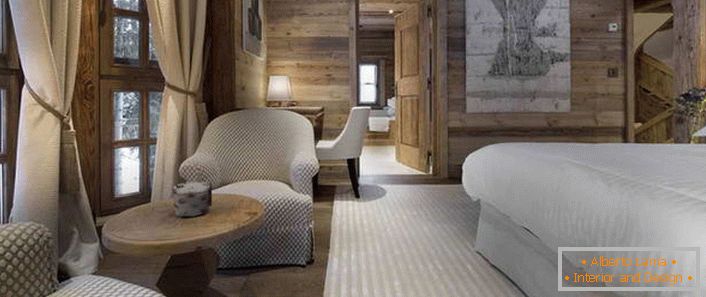 În dormitor, în stilul cabanei Alpine se află un pat care seamănă cu un pat de aer cu pene.