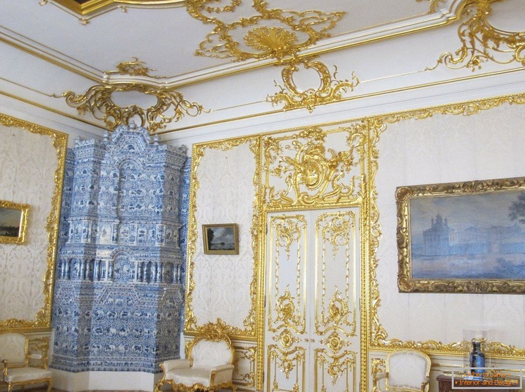 Interiorul alb al camerei cu modele de aur