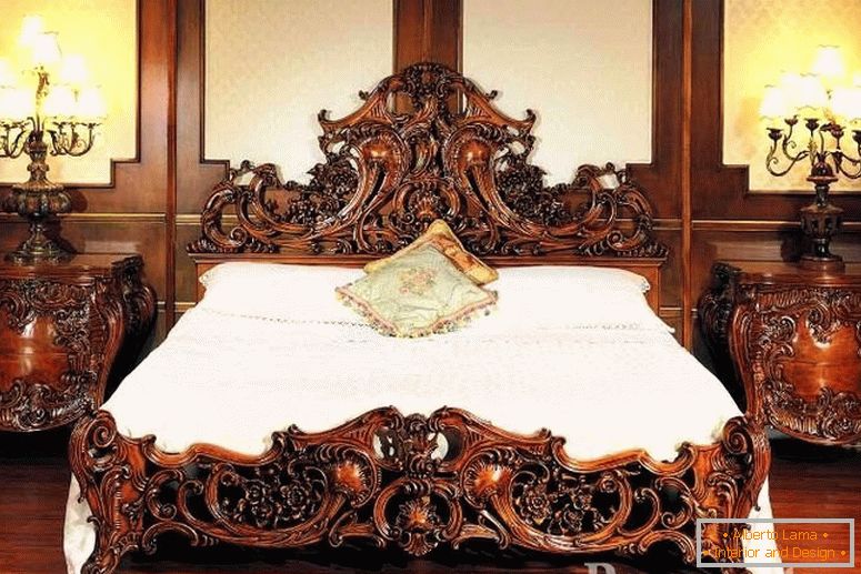Paturi de noptieră din lemn și un pat cu modele sculptate