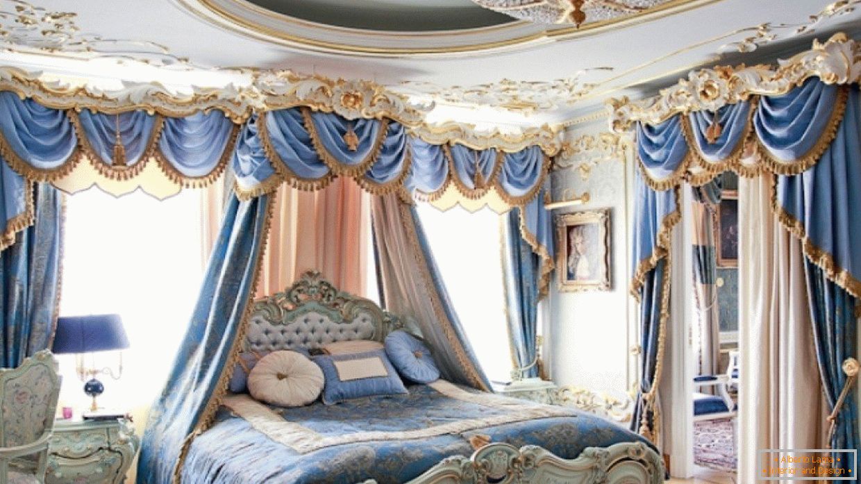 Dormitor cu interior alb și albastru