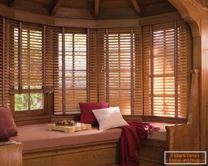 Jaluzelele de lemn de pe ferestre creează o atmosferă de căldură rurală și confort.