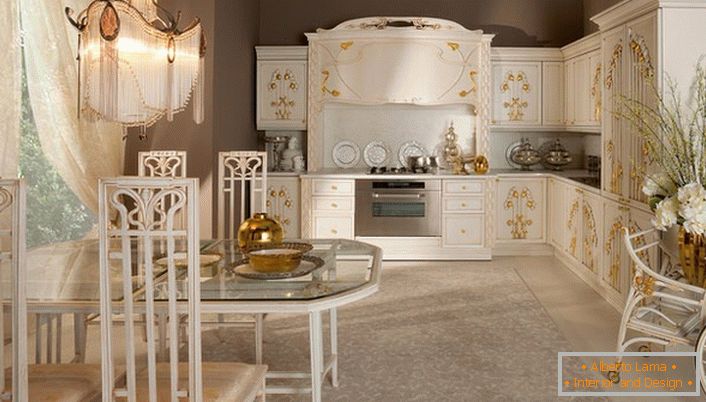 Un detaliu remarcabil în designul bucătăriei în stil Art Nouveau au fost elementele de aur ale decorului. Lampa ușoară, camuflată face situația o familie caldă.