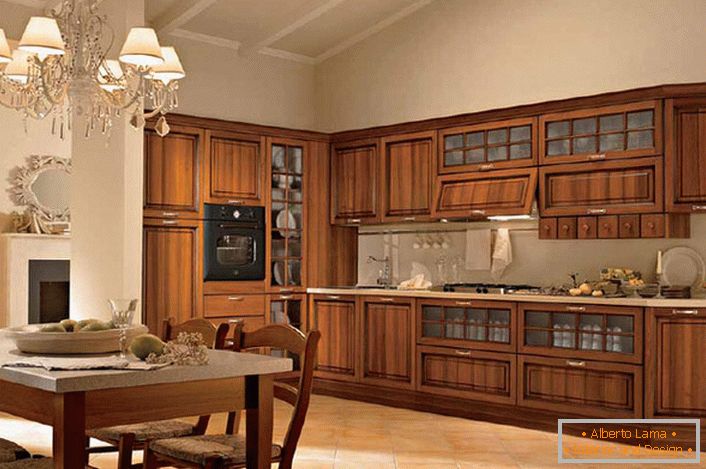 Bucătăria pentru bucătărie în stil Liberty este realizată din lemn natural, care este una dintre cerințele de bază ale conceptului stilistic. 