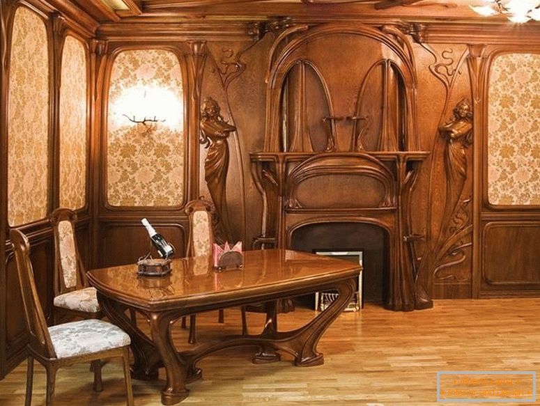 Interior de lemn cu masă și scaune