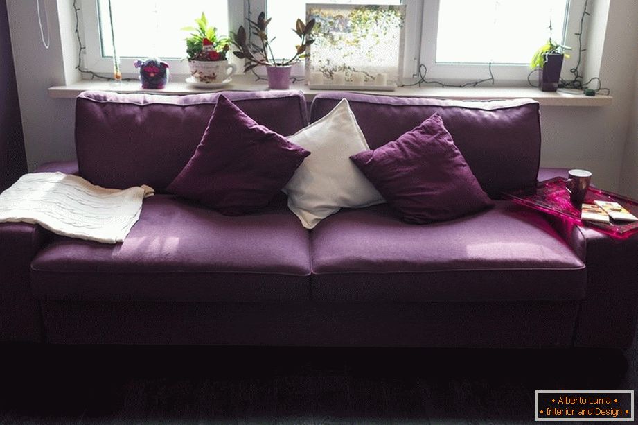 Canapea purpurie cu perne