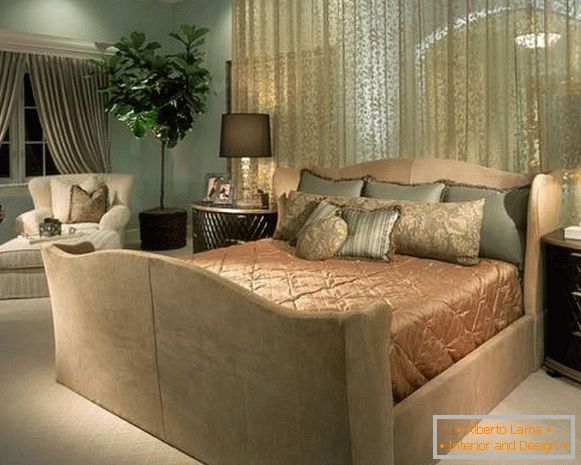 Luxoase perdele transparente cu un model în designul dormitorului
