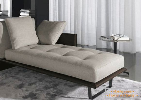 Canapea cu spătarul și cotiera în stil modern