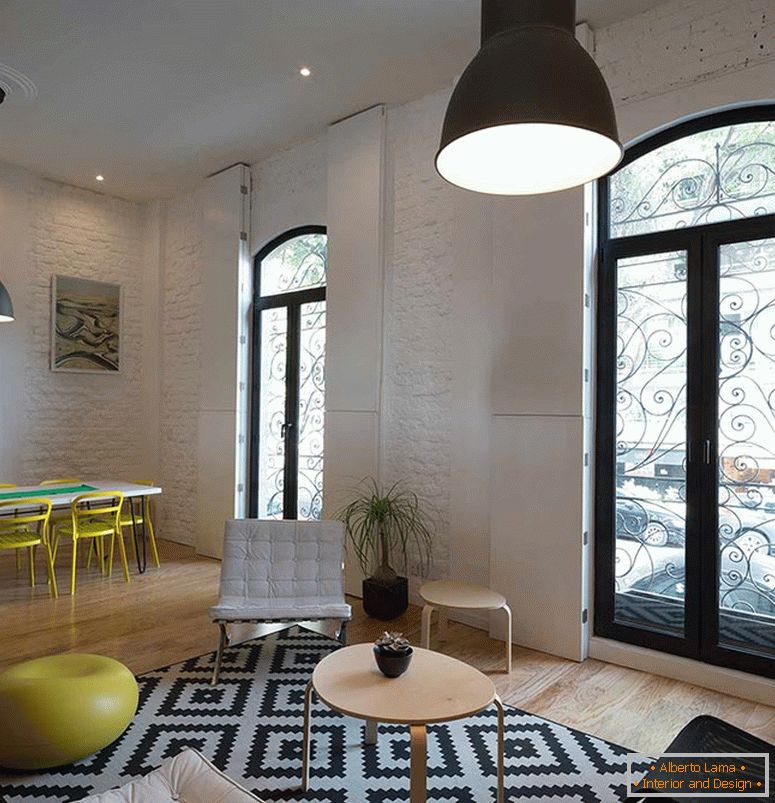 Interiorul unui mic apartament cu o cameră в чёрно-белом цвете