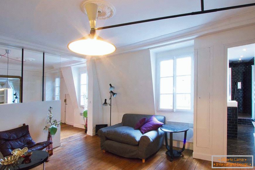 Compartimentare de sticlă în camera de zi a unui mic apartament studio din Paris