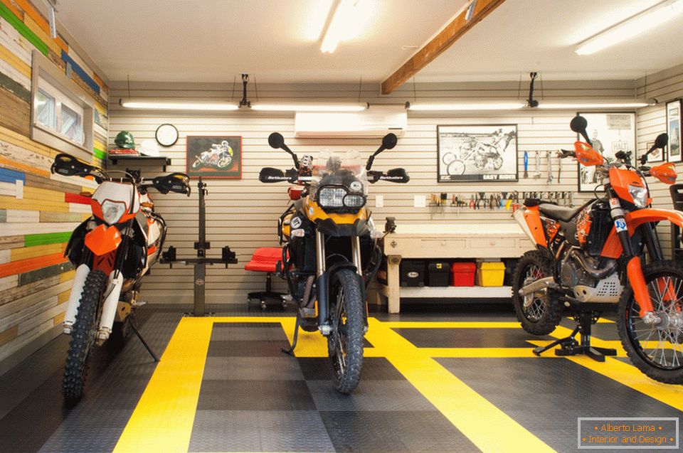 Motociclete în garajul creativ