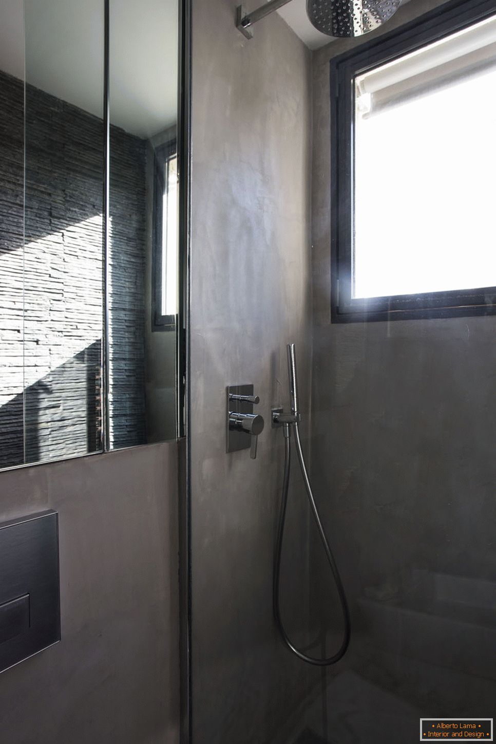 Cabină de duș în interior de dimensiuni mici