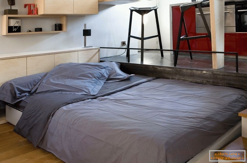 Un pat dublu într-o cameră mică