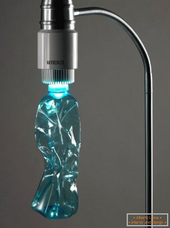 Lampă originală dintr-o sticlă de plastic