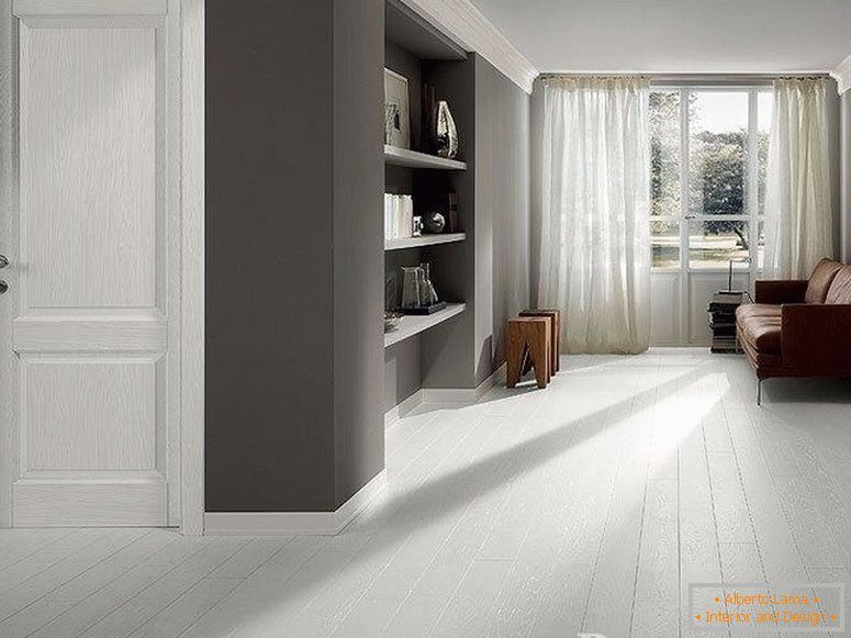 Cameră cu pereți gri și podea albă
